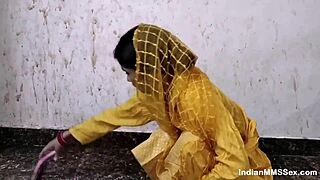 Bhabhi in yellow dress, ready for intense intimate moments