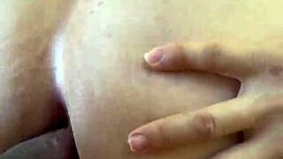 Ella baja jeans para que le follen su rico culote