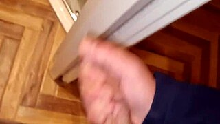 Arrivo a casa e trovo la matrigna sotto la doccia, mi eccito e vengo guardandola lavarsi