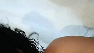 Chica caliente con coño húmedo y cremoso se masturba