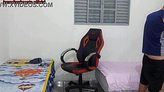 Meia-Irmã Troca Roupa e Fode na Cadeira Gamer