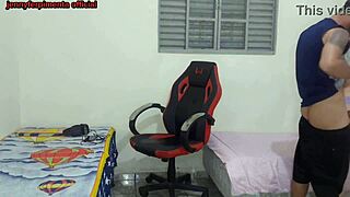 Meia-Irmã Troca Roupa e Fode na Cadeira Gamer