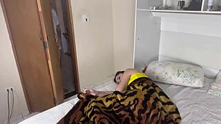 Meu padrasto me pega sozinha para explorar fetiches taboo na intimidade.