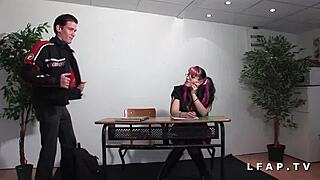 2 étudiantes françaises, vous voulez voir comment elles se font baiser et sodomiser en classe?