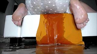 可爱18+少女在浴缸里为情人用力喷水