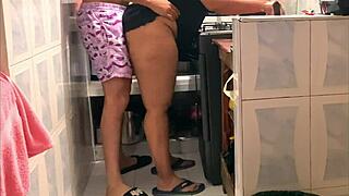 me follo a empleada venezolana en la cocina mientras esperamos el pedido