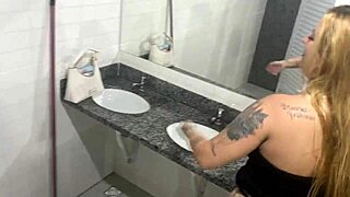 novinha se masturbando no banheiro da escola durante festa de formatura, câmera escondida