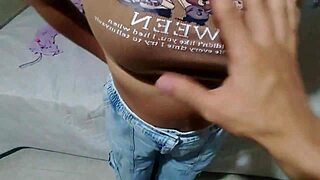 La cita de tinder se pone caliente en la sala de cine y terminamos follando en un motel