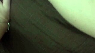 professora gostosa transa com aluno novinho após aula, mostrando peitos caídos e tatuagens.