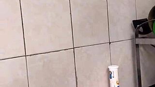 peguei minha meia- irm� de 18 anos se tocando dentro do nosso quarto n�o guentei e falei se ela n�o gozasse comigo eu iria contar pro marido da madrasta