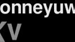 bonneyuwu playing with her dildo in bed 😏