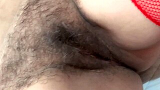 美丽继母穿上情色内衣诱惑和取悦好奇的邻居。