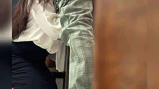 Me masturbo en la cara de mi cuñada y se traga toda mi leche