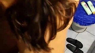 mi mejor amiga pequeña loca por sentirla toda adentro, me da ricos sentones y pide en cuatro