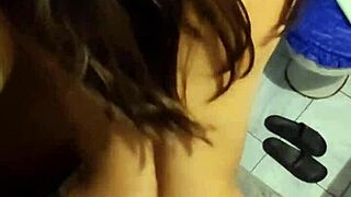 mi mejor amiga pequeña loca por sentirla toda adentro, me da ricos sentones y pide en cuatro