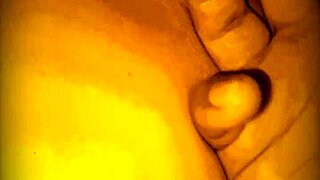 Mi vecino me mete los dedos en la pucha mientras mi marido trabaja 24 horas