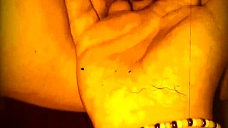 Mi vecino me mete los dedos en la pucha mientras mi marido trabaja 24 horas