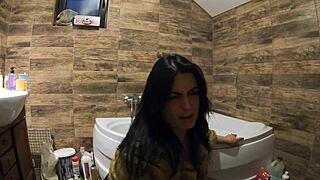 Milfycalla's Pee Play In Bathtub With Pantyhose