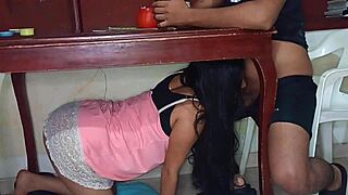 Amante oculta debajo de la mesa chupando polla?