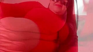 Madrastra puta latina colombiana de cameltoe gigante en vestido corto se masturba para su hijastro