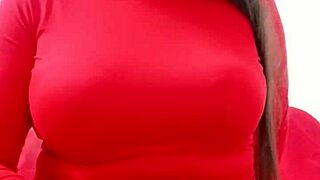 Madrastra puta latina colombiana de cameltoe gigante en vestido corto se masturba para su hijastro