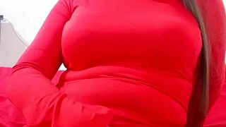 Madrastra puta latina colombiana de cameltoe gigante en vestido corto se masturba para su hijastro