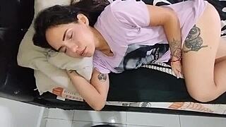 Mi hermanastro es un pervertido me meti� la verga por mi lindo agujero rosa mientras estaba acostada - porno en espanol with lick creampie cum in mouth rough homemade babysitter pov skinny sex face fucking