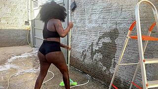 Fui pedir a escada a vizinha mas ela me deu foi a buceta no pelo e pediu leitinho na cara