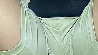 Bermain video game sambil telanjang