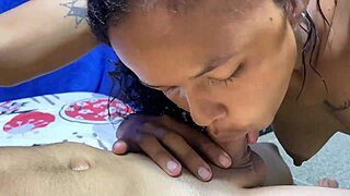 Milf Hermanastra Nunca Debería Compartir La Cama Con Su Hermanastro Porque Esto Puede Pasar