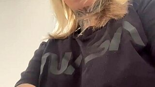 vi um vizinho me olhando, fiquei com tesao e chamei o corno do meu marido pra chupar ele