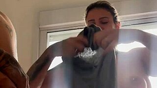 vi um vizinho me olhando, fiquei com tesao e chamei o corno do meu marido pra chupar ele