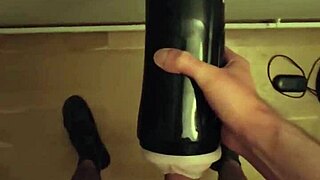 Follando mi fleshlight hasta que me corro en el suelo.