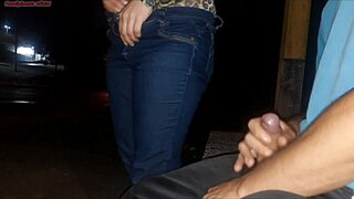 sério eu corro o risco de colocar meu pau na frente dessa mulher esperando o ônibus veja oque ela fez