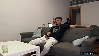 Le invita a su casa a ver una peli y se lo folla