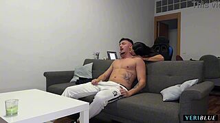 Le invita a su casa a ver una peli y se lo folla