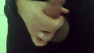 Seguranca Do Shopping Se Masturbando No Banheiro