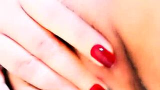 teen girl masturbates to orgasm in video