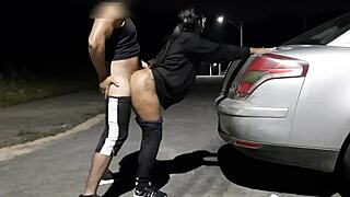 cliente sem dinheiro fez anal na rua por 40 reais com puta negra tatuada e bunda grande