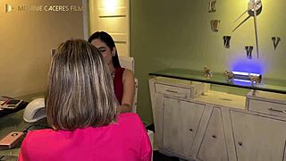 cachonda esposa se masturba mientras ve a su esposo follando con otra - porno en español 😏