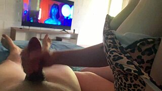 No puedo concentrarme en la pelicula viendo a mi hermanastra con su sexy bikini en la casa de playa