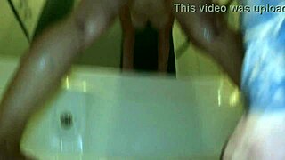 comendo cuzinho de mulher madura na hidro massagem