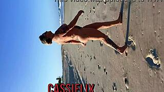 ele me viu na praia e me convidou para seu apto e fodeu meu cu e minha buceta com seu pauzao gostoso - completo no cassiflix