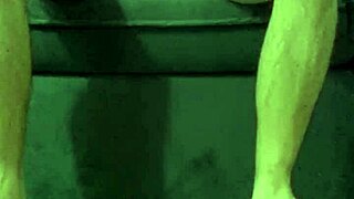 essa novinha adora sentar mostrando a bucetinha