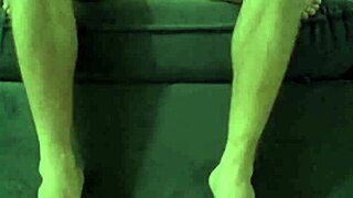 essa novinha adora sentar mostrando a bucetinha