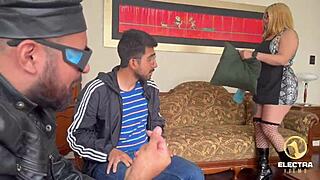 Sirviente venezolana rubia de grandes pechos es follada por viejo y este hace debutar a su hijo a la vez