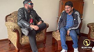 Sirviente venezolana rubia de grandes pechos es follada por viejo y este hace debutar a su hijo a la vez