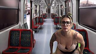 Dentro do trem publico da capital acochei e fodi a secretaria gostosa vindo do seu trabalho com polla grande