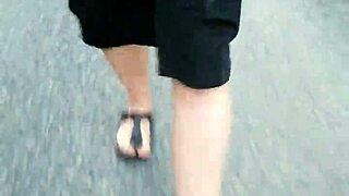 morgens mit nylonfüßen in birkenstocks unterwegs