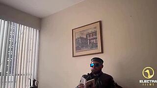 Sirviente venezolana rubia de grandes pechos es follada por viejo y este hace debutar a su hijo a la vez